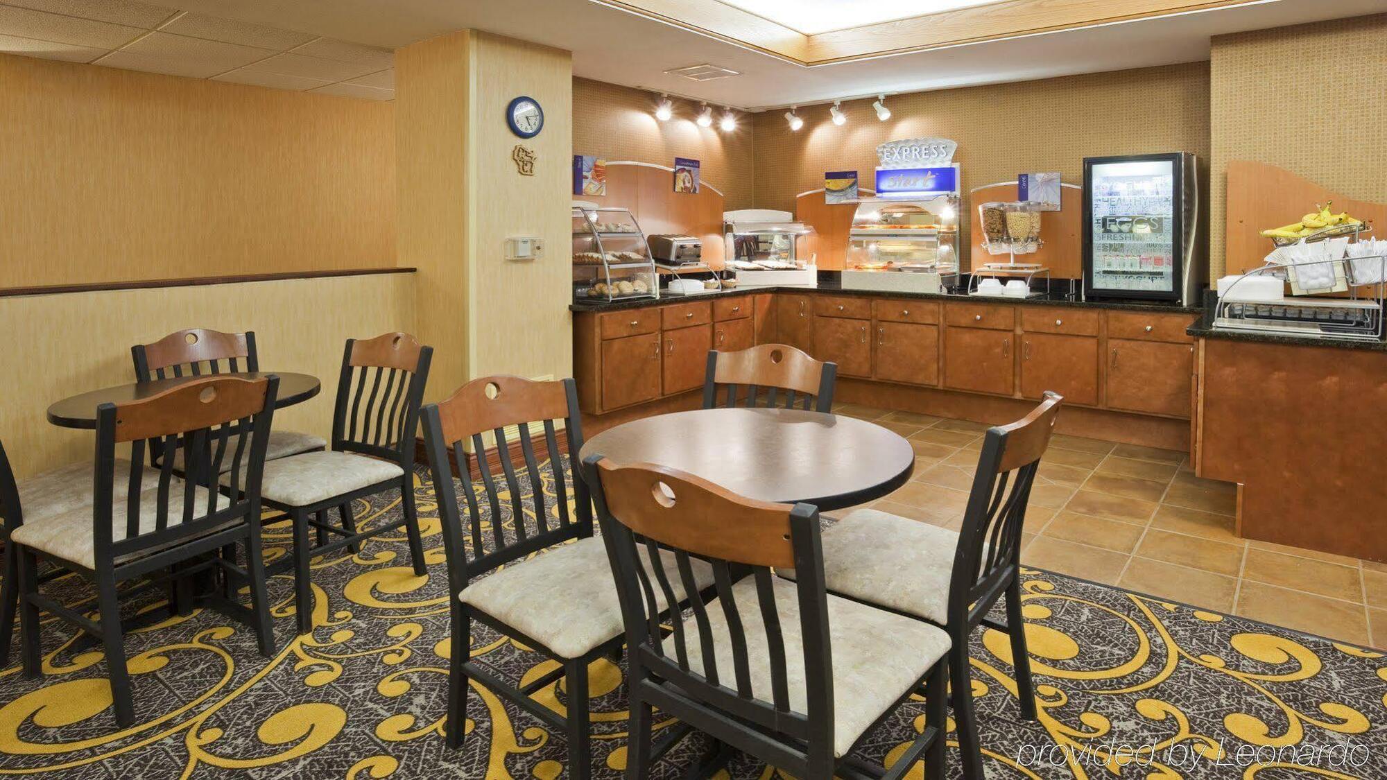 Holiday Inn Express Deforest By Ihg Exteriör bild