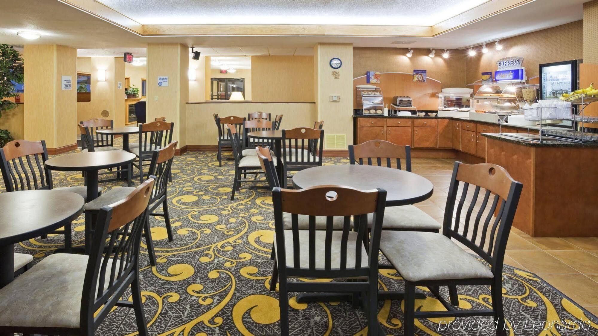 Holiday Inn Express Deforest By Ihg Exteriör bild